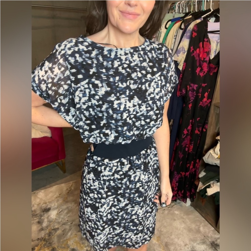 HALSTON EUC NAVY BLUE AND WHITE PATTERN DRESS SIZE L